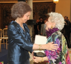 Su Majestad la Reina entrega el Premio Yehudi Menuhin a la Integrafción de las Artes y la Educación 2014 a la mezzosoprano, Teresa Berganza
